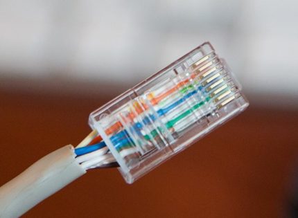 Connecteur RJ-45 serti du câble pour le brochage Connecteur RJ-45 compressé