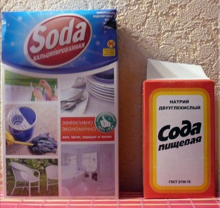 Nettoyage du bain avec une solution de soude et de vinaigre