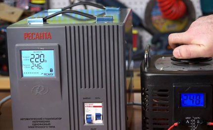 Stalni stabilizatori marke Resantov stabilizator na stolu u radionici