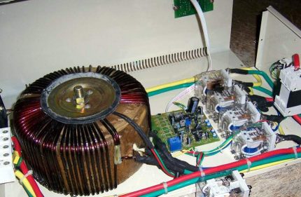 Unutarnja struktura stabilizatora Rastavljen regulator napona