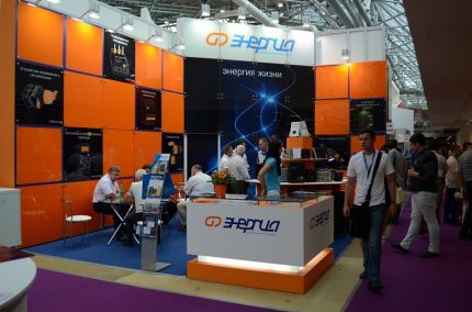 Izložbeni štand tvrtke Energy Predstavnici energetske tvrtke na izložbi