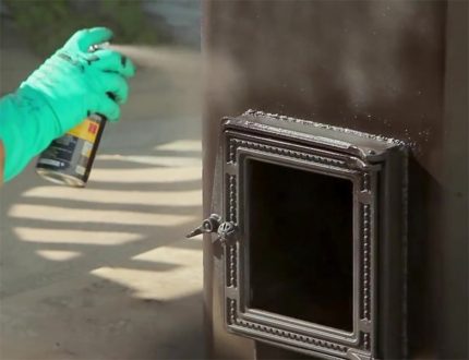 Stove firebox door coloring Furnace painting with heat-resistant varnish