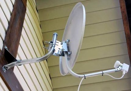 Proces pričvršćivanja ploče na nosač je završen Instalirana satelitska antena