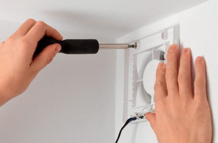 عملية تركيب المروحة يقوم المعلم بتثبيت مروحة العادم بمفك