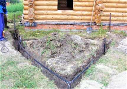 La plateforme à domicile pour l'installation du circuit Un terrain ouvert près de la maison