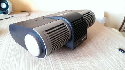 Ionizer על השולחן המראה של היינון