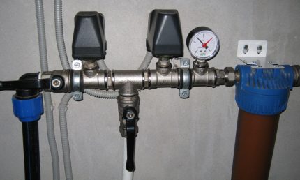 Ang pagpapasiya ng presyon ng tubig sa pamamagitan ng sukat ng presyon Pressure gauge sa isang sistema ng supply ng tubig sa bahay