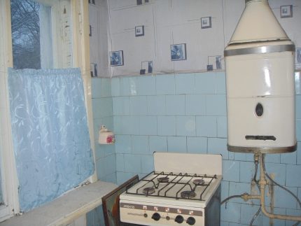 Poêle à gaz dans la cuisine La vieille chaudière à gaz peut ne pas fonctionner