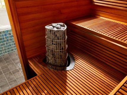 Pemanas sauna terbuka Kompor dengan batu di bahagian dalam bilik wap