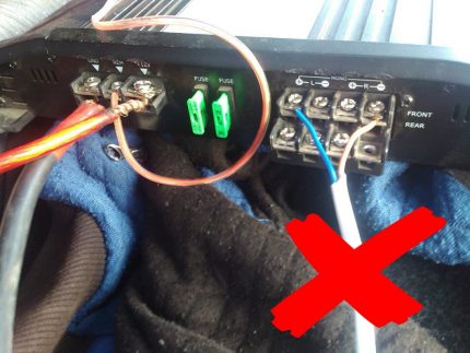 The option of incorrect connection of the amplifier with wires of different cross-section Load connection with wires and cables