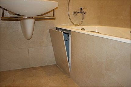 Compact revision hatch Rectangular inspection hatch under the bathtub