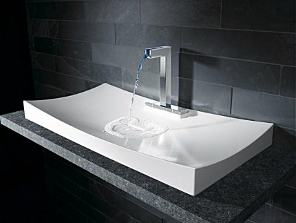 Utilitzant un lavabo poc profund al bany Aigüera sanitària