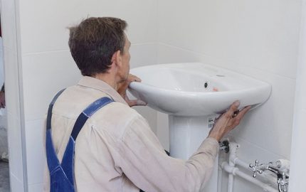 Instal·lació de lampista El mestre hi instal·la un petit lavabo