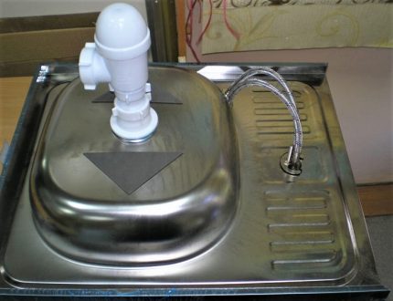Sink sa siphon at gripo Bitag sa kusina