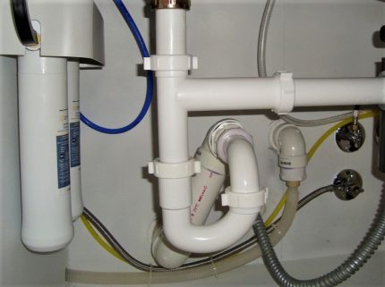 Nakakonekta si Siphon sa sewer Ang mga tubo para sa paghuhugas