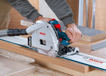 Ang pagputol ng materyal sa mga kinakailangang elemento para sa pag-iipon ng mga cabinets para sa paghuhugas Mga gabay para sa pagputol ng chipboard na may isang lagari