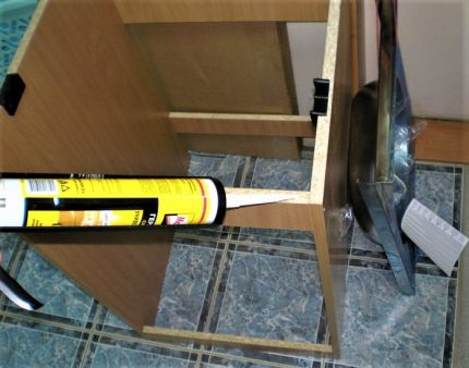 Application ng silicone sealant Selyo para sa pag-fasten sa lababo