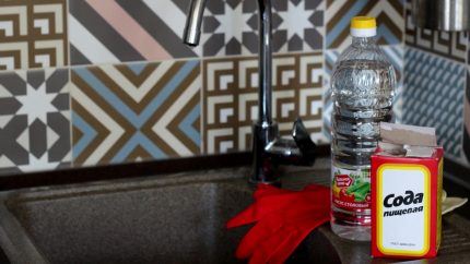 Soda dan cuka untuk pembuangan pembetung Soda dan cuka untuk pembilasan paip