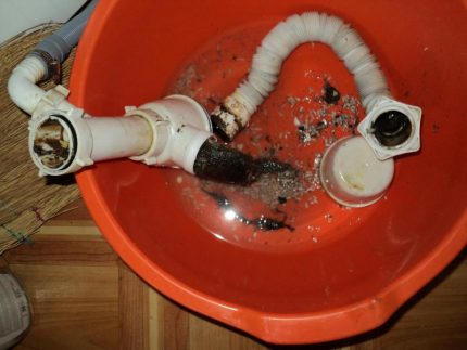 Pembersihan siphon Siphon sinki dapur tersumbat