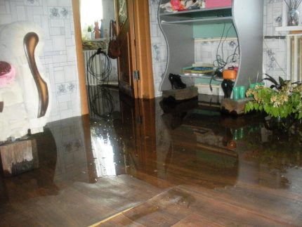 Membanjiri apartmen Membanjiri sebuah pangsapuri dari pembetung yang tersumbat