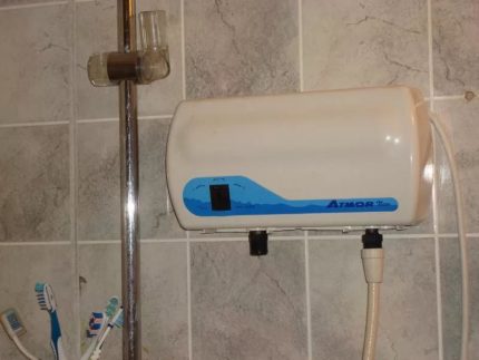 Instantaneous water heater for a bathroom Wall-mounted instantaneous water heater