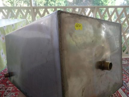 The rectangular shape of the metal tank Expansion tank design