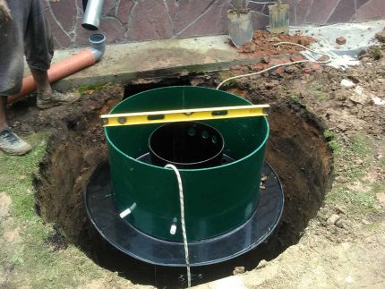 Nízká hmotnost a malá velikost usnadňují vlastní montáž kontejnerů Instalace septiků