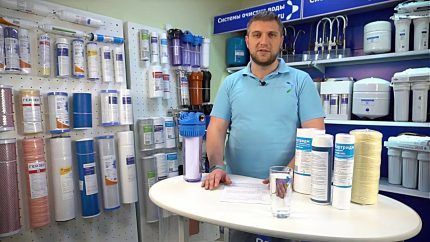 Manažer prodává filtry pro systémy úpravy vody