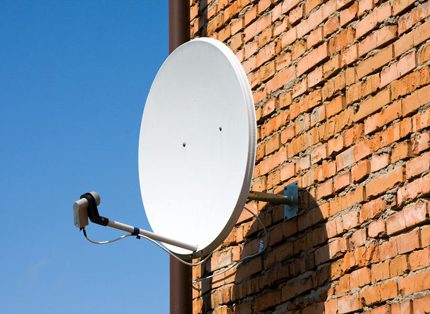 Antenne parabolique fixée au mur Antenne parabolique