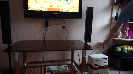 Using a household uninterruptible power supply The UPS is connected to the TV.