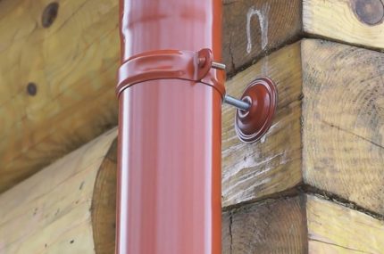 Clamp for fixing the pipe to the wall Downpipe on a collar