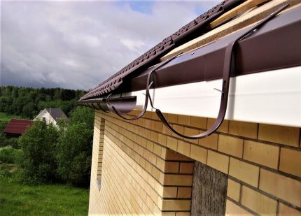 Brackets for mounting the gutter Lathing Holders