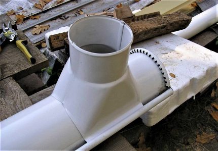 Self-assembly of the funnel Installing a funnel on the gutter
