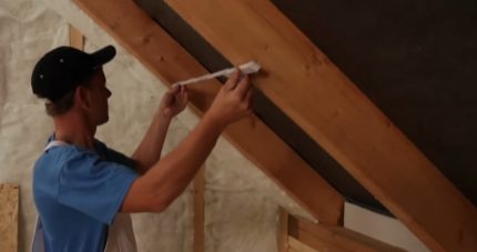 Measurement of distance between rafters Measurement of the distance between the rafters