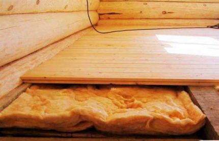 Glass wool floor insulation The gap between the insulation and the floor