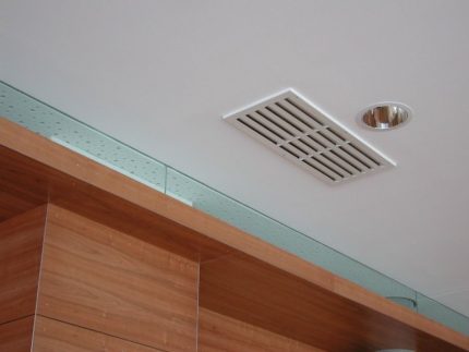 Treillis à l'intérieur de la pièce Poussée de retour dans le système