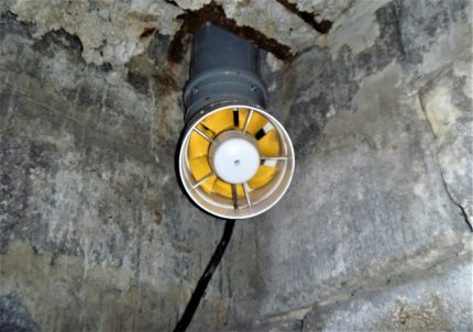 O ventilador é integrado no tubo de escape Exaustor