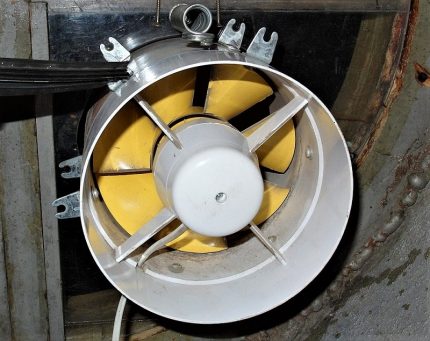 O ventilador é fixado na janela do porão Ventilador do porão