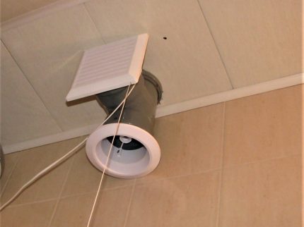 Duto no teto do porão Tubo de ventilação de teto