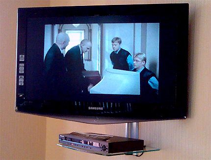 The tuner is installed next to the TV Correct installation of the tuner