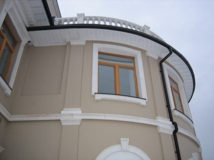 The complex shape of the roof of the house Radius drain