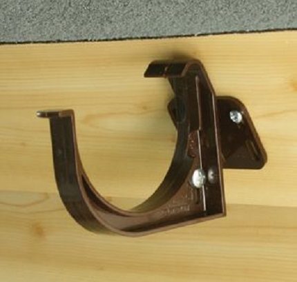 Installation of brackets for attaching a drain Adjustable spillway brackets