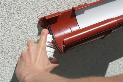 Sealant application during drain assembly Drain sealant