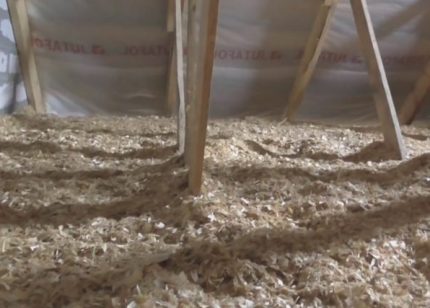 Using dry sawdust insulation method Sawdust insulation
