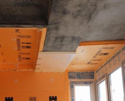 Fixing foam sheets to the ceiling Installation of foam