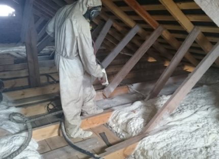 Work of the master in spraying foam Polyurethane foam spraying