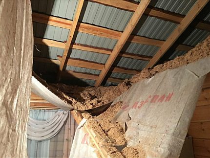 Le plafond ne doit pas être isolé avec des matériaux lourds. Le plafond isolé effondré de la maison