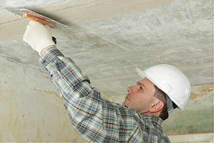 Joints de mastic entre les plaques Master aligne le plafond