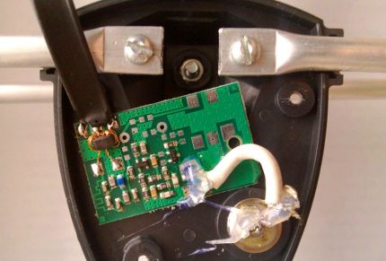 The amplifier is mounted in the antenna. The amplifier is mounted in the antenna.