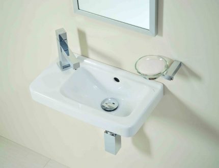 Ang pag-aayos ng lateral ng kreyn Sink sa side tap